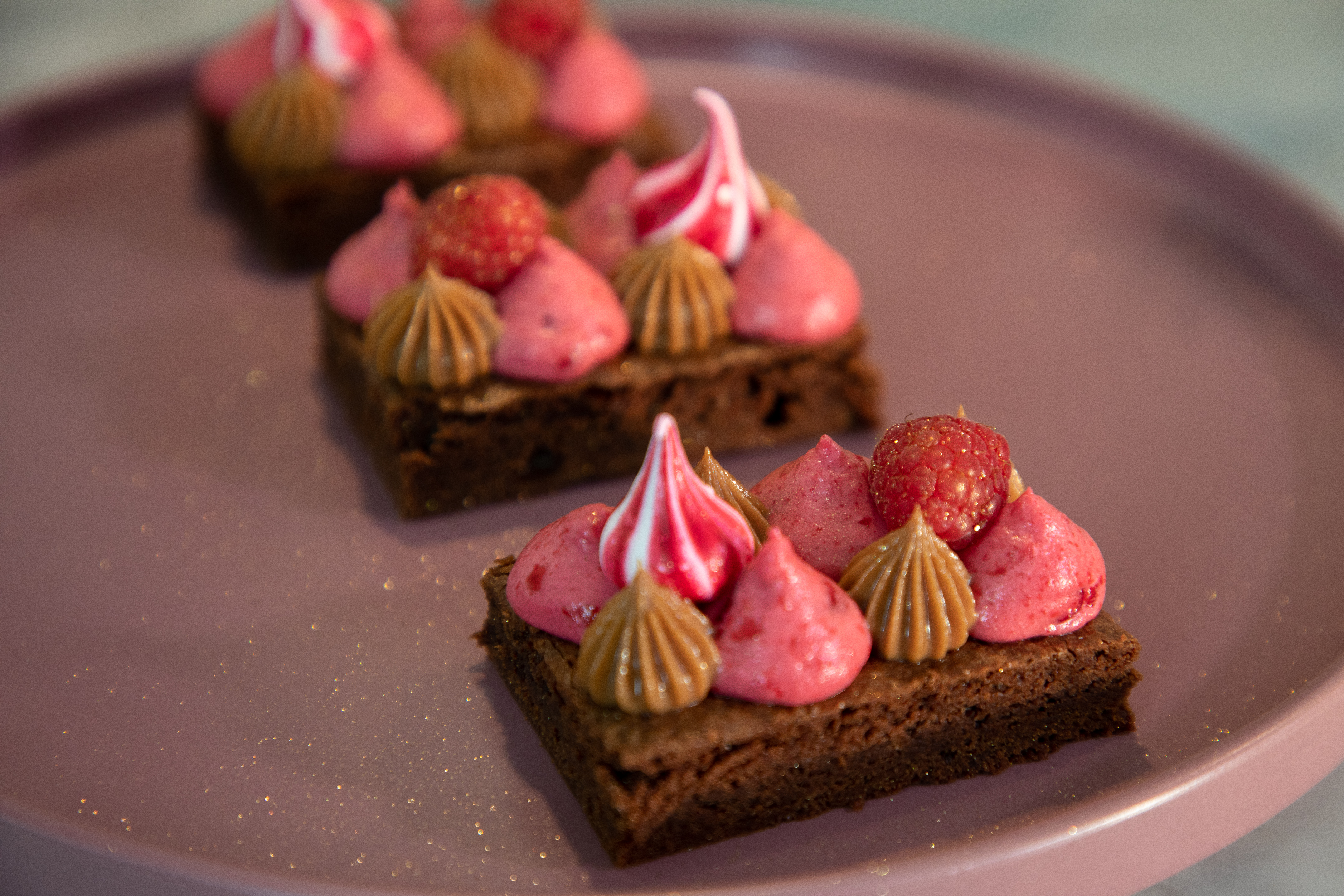 Brownie med hallonmousse, chokladfluff och maränger